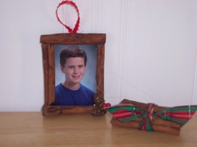 Free Christmas ornament craft instructions to make cinnamon stick picture frame and bundle of firewood.