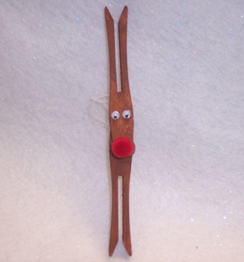 Easy to Do Kids Christmas Craft - Clothespin Reindeer Ornament - Free Craft Instructions