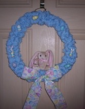 Free instructions for this easy kids Easter project - Easter wreath is made of yarn