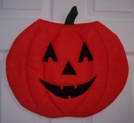 Free Halloween sewing pattern to craft a Pumpkin wall hanging from felt. fun felt project
