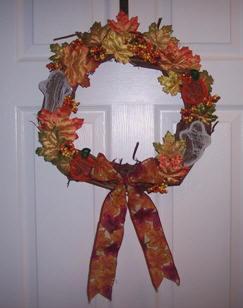 free craft instrucitons to make this Halloween grapevine wreath - includes full size pattern