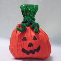 Having a Halloween party?  Craft some Pumpkin party favors to give out with our free instructions!