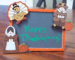 Free Thanksgivig Craft Instructions to make a holiday table sign with pilgrims