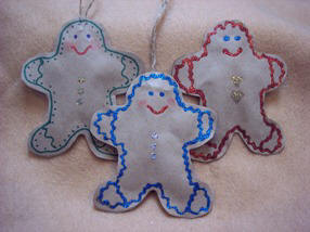 Learn to craft gingerbread men Christmas ornament from craft paper with free craft instructions and a full size pattern