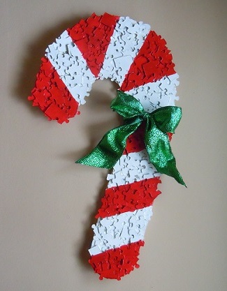 make a candy cane Christmas decoratino from puzzle pieces